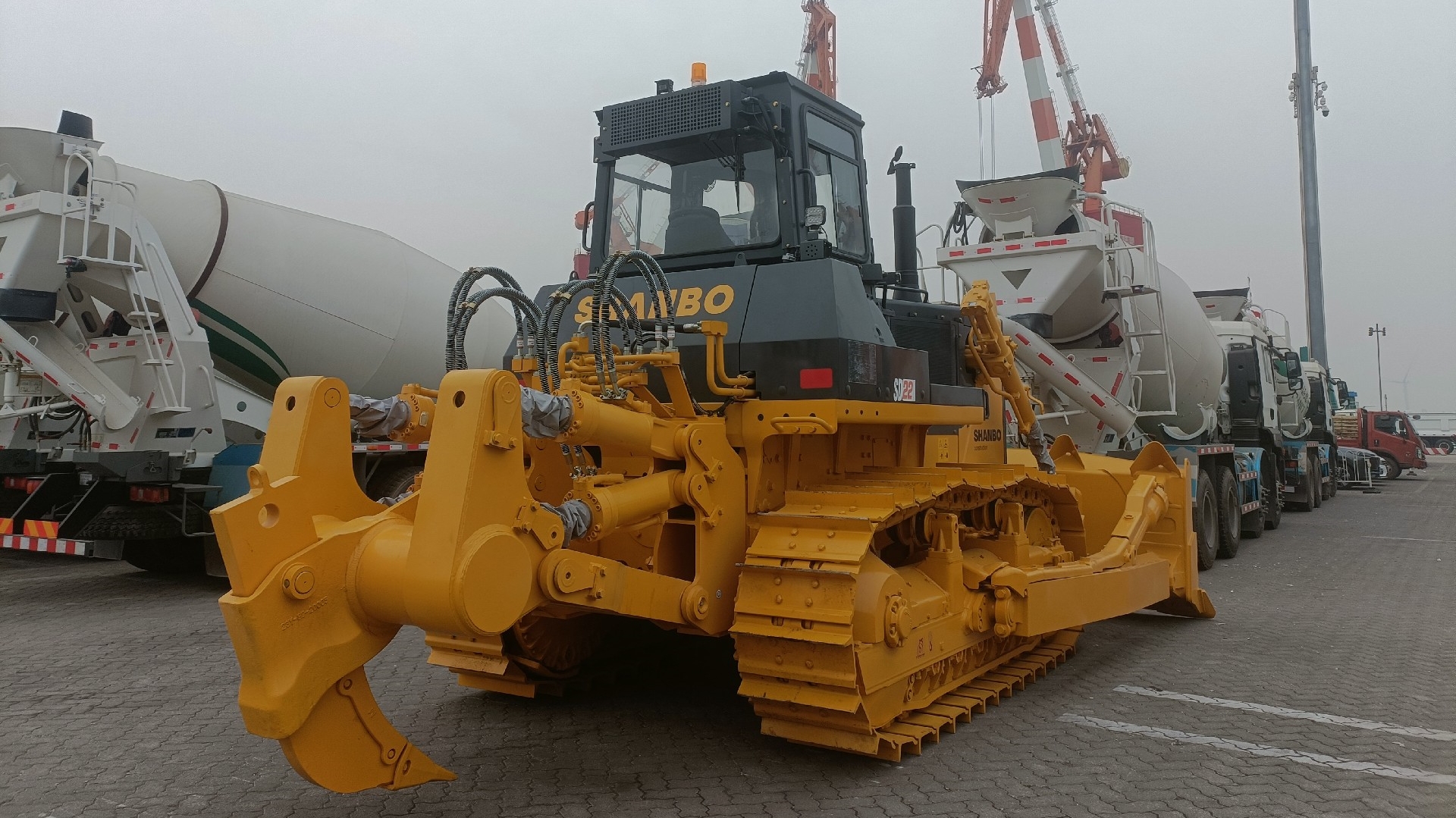 Bulldozers SD32 and SD22 arrive at Tianjin Port.