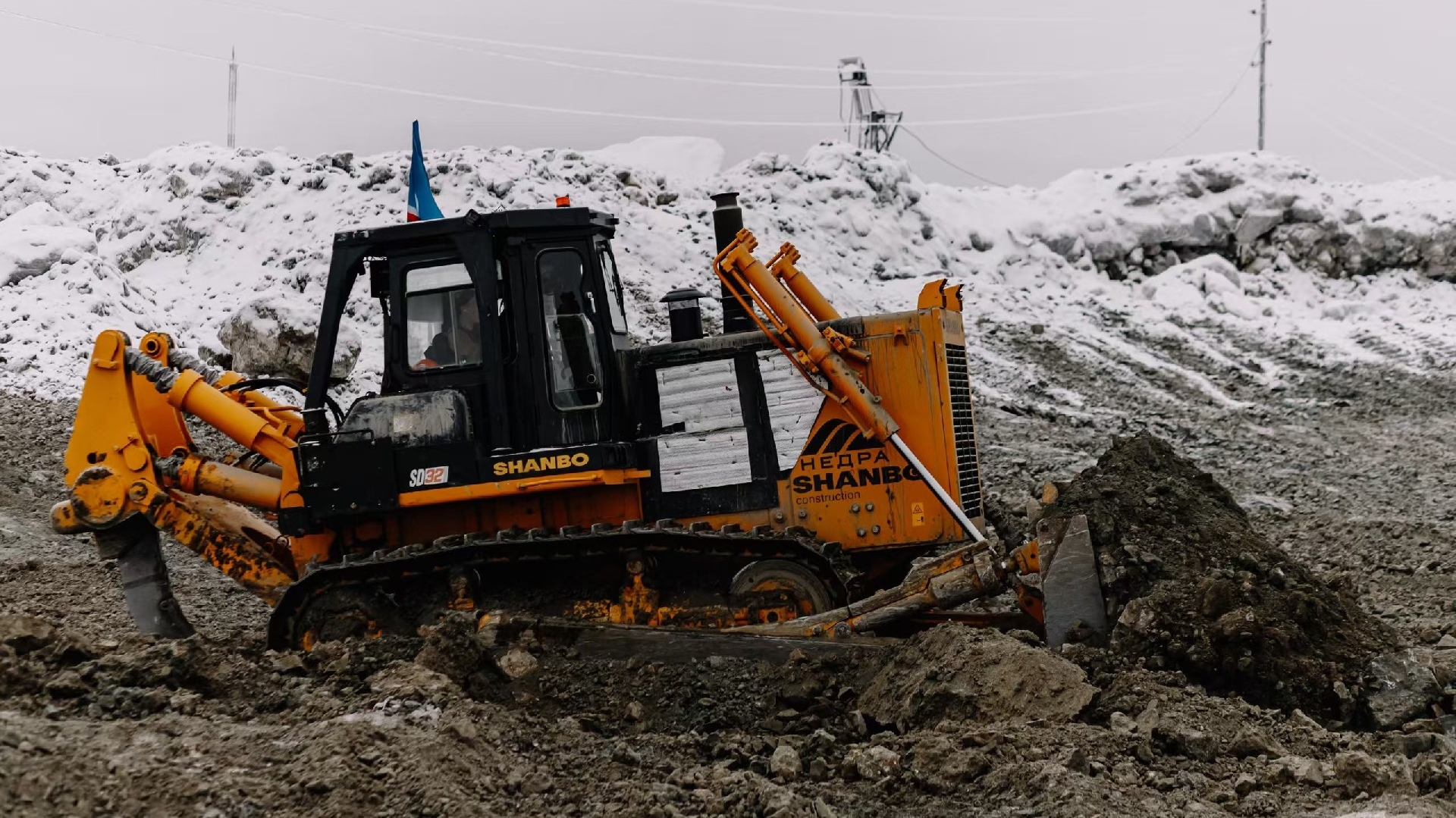 Construction of Shanbo bulldozer SD32 in Yakutsk.