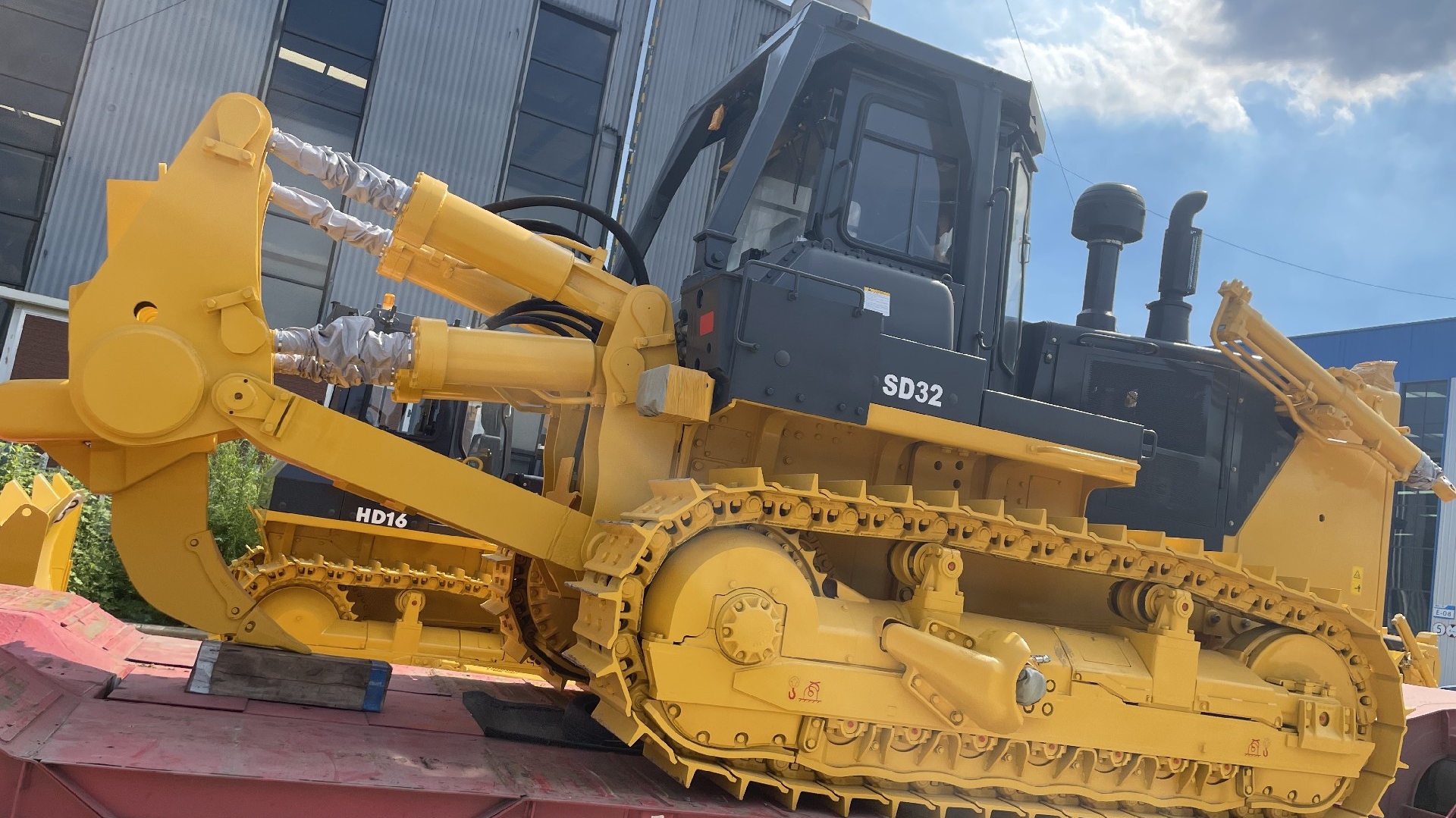 2set SD32 bulldozers exported