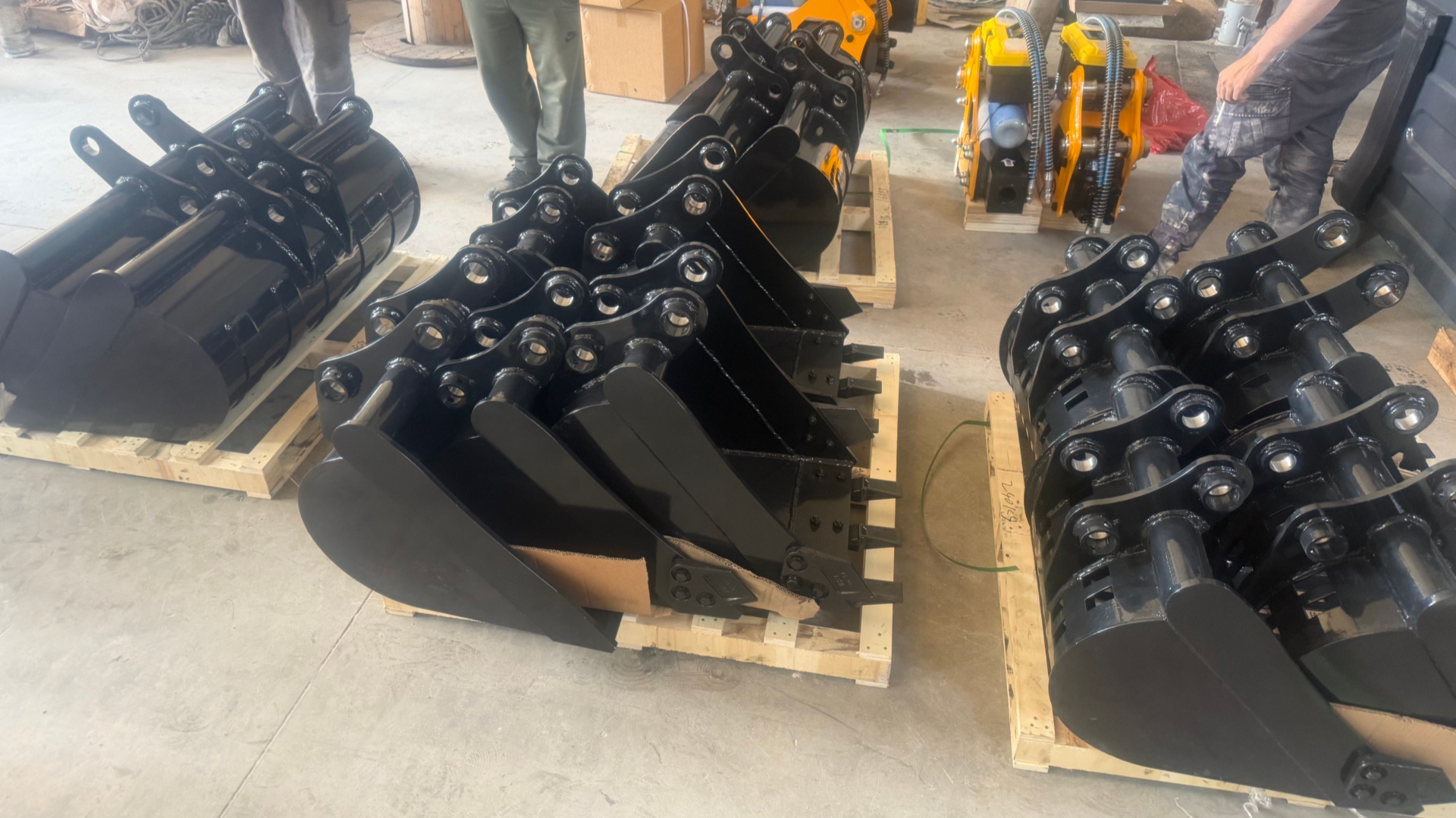 Warm congratulations to our partner in Bosnia and Herzegovina—all four customized Shanbo excavators have safely arrived!